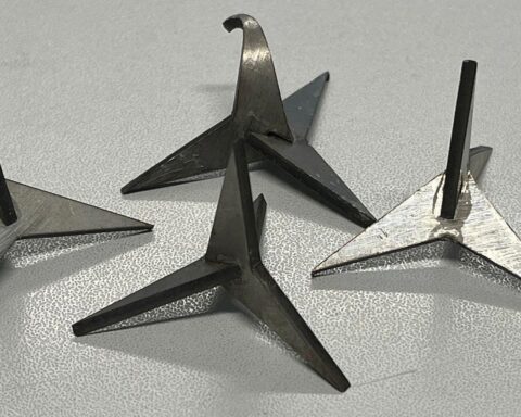 Krähenfüße auf der Straße, beschädigte Reifen von Autos, Polizei ermittelt.