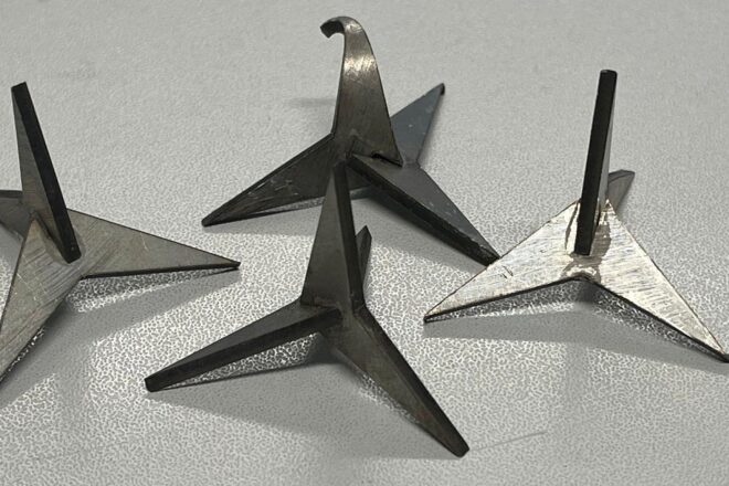 Unbekannte streuen Wurfeisen in Krefeld und beschädigen drei Autos