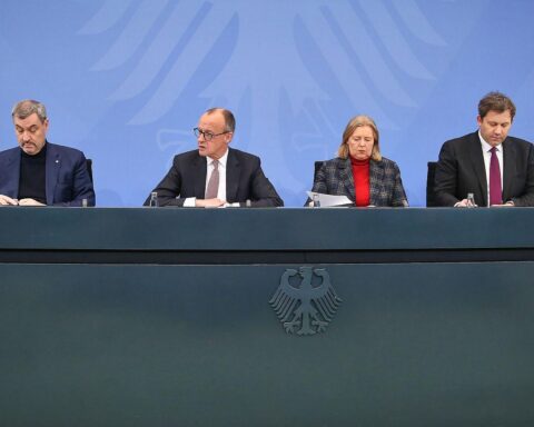 Pressekonferenz mit Politikern, die über Transparenzabbau und Resilienz in Deutschland diskutieren.