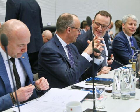 Vier Politiker diskutieren beim Koalitionsgipfel über wichtige politische Themen und Reformen in Berlin.