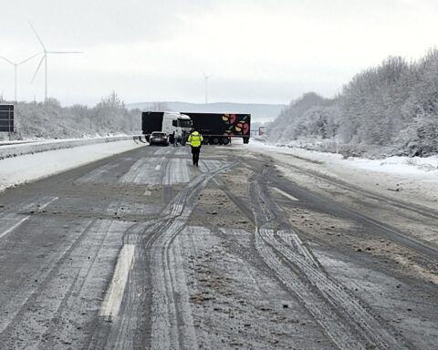 Schwere Verkehrsunfälle auf der Autobahn 7; Unfallstelle, Rettungsfahrzeuge und beschädigte Fahrzeuge sichtbar.