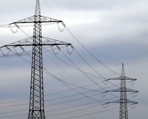 Hochspannungsleitung in Berlin, Symbol für Energieversorgung und Sicherheitsbedenken nach Anschlägen.