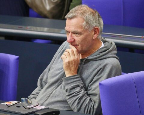 Jan van Aken fordert Sanktionen gegen Trump, diskutiert Einfrieren von US-Staatsvermögen.