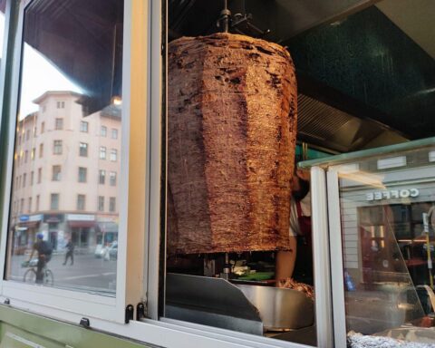 Dönerbude mit Preisschildern, die den Anstieg von Dönerpreisen symbolisieren.