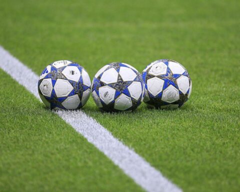 Fußbälle symbolisieren die Diskussion um Russland und Sportintegration in internationalen Wettbewerben.