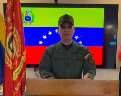 Venezuelas Verteidigungsminister spricht zur Nation, betont Frieden und nationale Verteidigung nach US-Angriff.