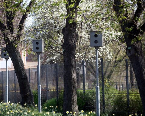 Starenkästen zur Geschwindigkeitsüberwachung mit Blitzerwarnapps im Fokus der Debatte über Verkehrssicherheit.
