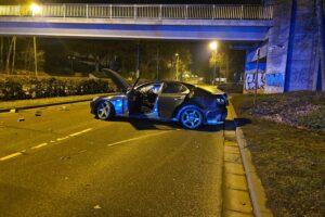 Verkehrsunfall mit feuerwehrlichen Maßnahmen, verletzter Insasse und blockierter Straße in Mülheim.