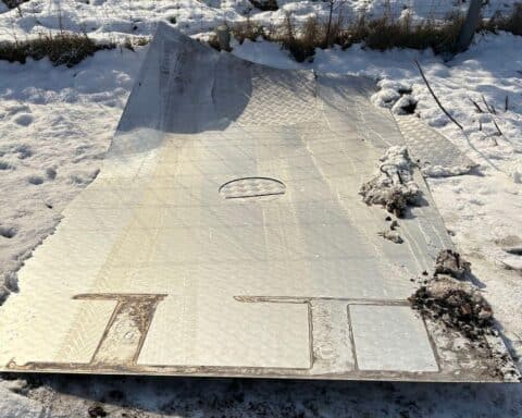 Verlorenes Metallteil auf Autobahn 28, verursacht schwere Schäden an mehreren Fahrzeugen.