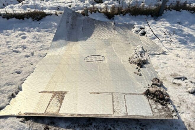 Verlorene Metallplatte auf A28 bei Hude verursacht Unfall mit hohem Sachschaden