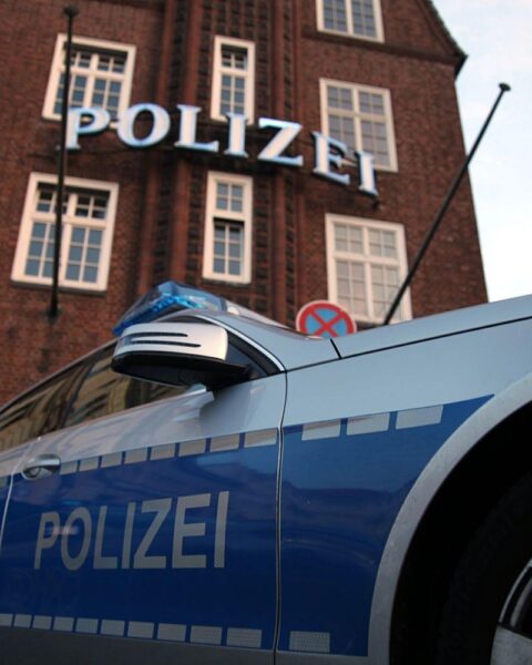 Ein Rettungswagen und Polizei vor Ort nach einem schweren Verkehrsunfall in Schweinfurt.