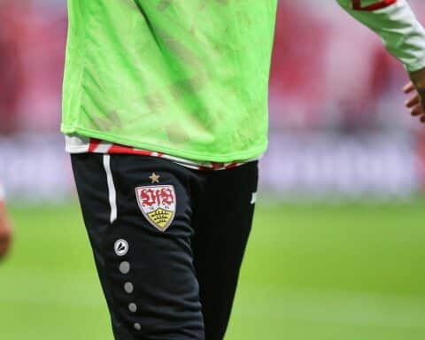 Jeremy Arévalo im VfB Stuttgart Trikot, bei Training oder Vorstellung im Stadion.