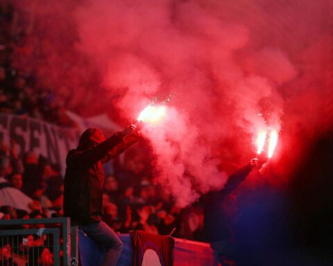 VfL Bochum-Fans zünden Pyrotechnik während eines Spiels, was zu Geldstrafe führt.