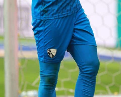 VfL Bochums Neuzugang Mikkel Rakneberg präsentiert stolz mit Rückennummer 18 in Bochumer Trikots.