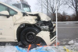 Ein beschädigtes Taxi nach einem Unfall, Polizei vor Ort, Rettungsdienst im Einsatz.