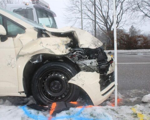 Ein beschädigtes Taxi nach einem Unfall, Polizei vor Ort, Rettungsdienst im Einsatz.