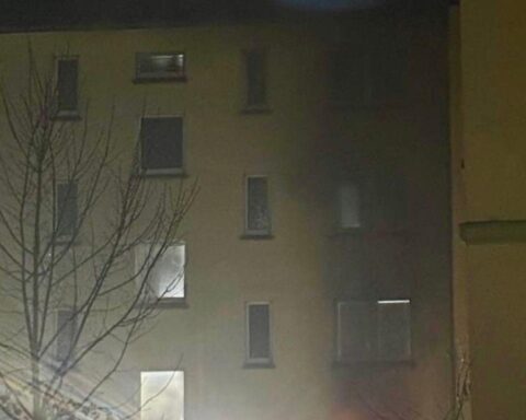 Einsatzkräfte löschen Zimmerbrand in Mehrfamilienhaus; Familie rettet sich rechtzeitig selbst.