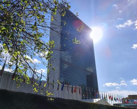 Symbolische Darstellung des UN-Sicherheitsrats, Hintergründe zu Iran und US-Intervention.