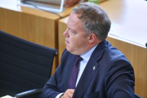 Mario Voigt spricht zur Regierungsarbeit und Reformen, präsentiert als selbstbewusster Politiker.