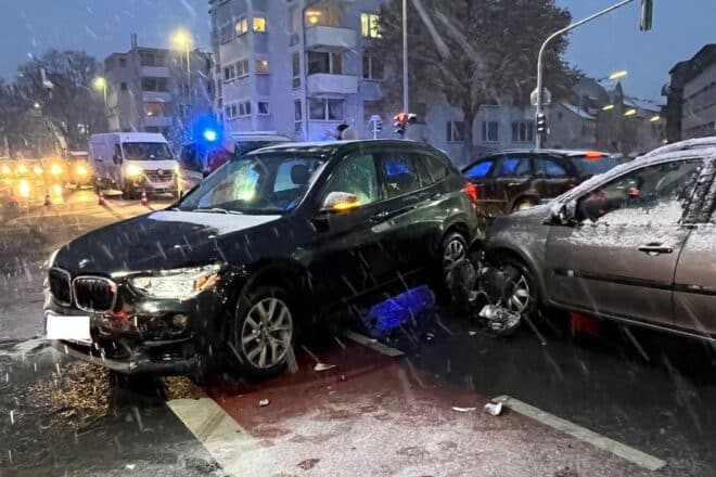 Vorfahrtsmissachtung in Mönchengladbach führt zu Unfall mit leichtverletzter Beifahrerin
