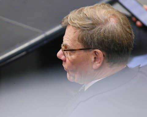 Johann Wadephul vor dem Flug in die USA, symbolisiert transatlantische Beziehungen und Außenpolitik.