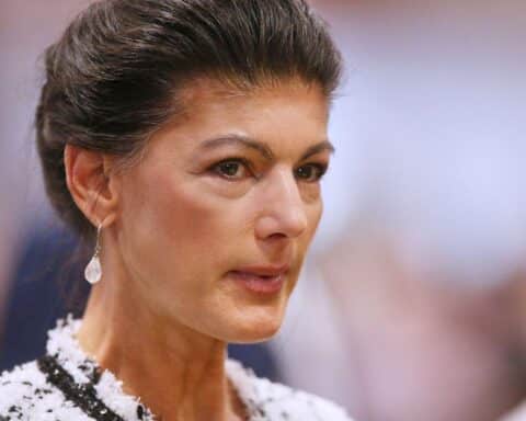 Sahra Wagenknecht kritisiert Parteienwechsel im Landtag, warnt vor Vertrauensverlust in die Politik.