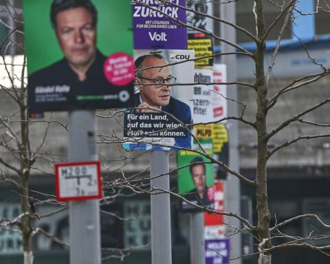 Wahlplakate verschiedener Parteien, die zur Bundestagswahl sichtbar platziert sind.