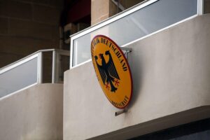 Weber schlägt EU-Botschaften in Teheran als Schutzräume vor Abziehende Bundeswehr-Soldaten und Botschaftsmitarbeiter vor Militärtransportern in gefährlicher Lage.