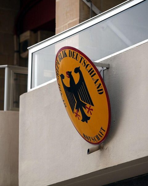 Abziehende Bundeswehr-Soldaten und Botschaftsmitarbeiter vor Militärtransportern in gefährlicher Lage.