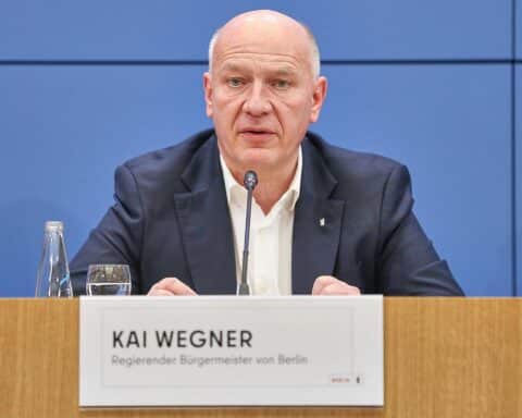 Kai Wegner spielt Tennis während eines Stromausfalls in Berlin; Krisenmanagement im Hintergrund.