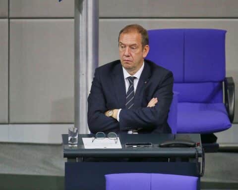 Ein Soldat in Uniform, wird von einem höheren Offizier auf dem Gelände der Bundeswehr angesprochen.