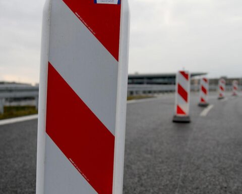 Autobahn-Baustelle mit Einsatzkräften der Kampfmittelbeseitigung und gesperrten Fahrbahnwegen.