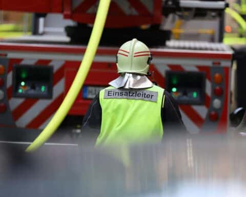 Eine Baustelle in Mainz mit Feuerwehr und Absperrungen wegen gefundener amerikanischer Fliegerbombe.