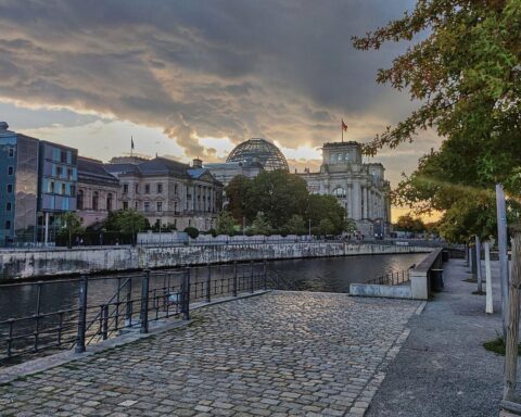 Sonnenuntergang über dem Reichstagsgebäude, trübes Wetter mit Schneegriesel erwartet in Berlin.