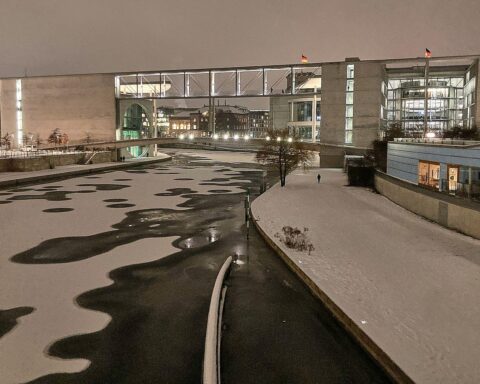 Bundestag im Winter, bedeckt, trübes Wetter, Schnee, Glättegefahr, frostige Temperaturen.