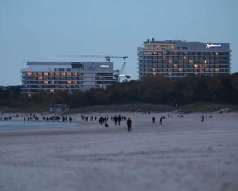 Sonniger, frostiger Tag in Mecklenburg-Vorpommern mit klarem Himmel und niedrigen Temperaturen.