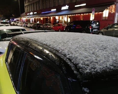 Ein Autodach mit Schnee, symbolisiert bevorstehenden Wetterwechsel und Glatteisgefahr in NRW.