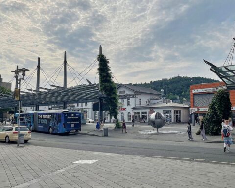 Wechselhaftes Wetter mit Wolken, milden Temperaturen und lokalem Regen in Nordrhein-Westfalen.