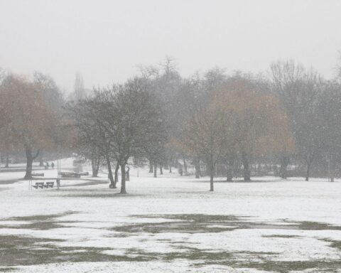 Bedeckte Winterlandschaft mit Schnee, Glättewarnung, Temperaturen zwischen -4 und 5 Grad.