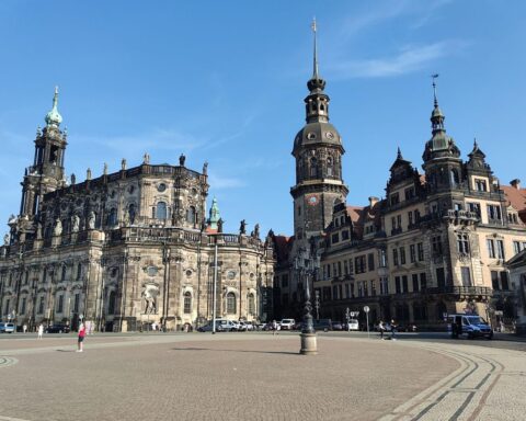 Ruhiger Theaterplatz in Dresden, umgeben von frostiger Winterlandschaft und bewölktem Himmel.