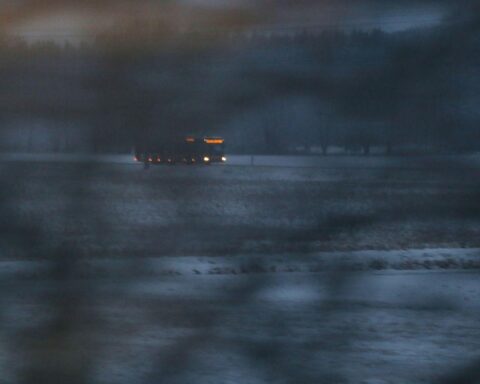 Linienbus, Schnee, glatte Straßen, bewölkter Himmel, winterliche Verkehrsbedingungen in Sachsen.