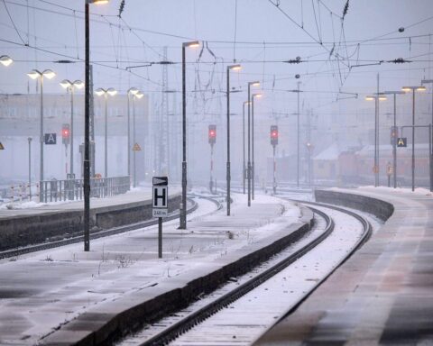 Schneebedeckte Landschaft mit Zügen, die durch winterliche Verhältnisse bei der Deutschen Bahn fahren.