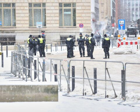 Polizeiabsperrung im Schnee, winterliche Wetterlage, starke Bewölkung, Frosttemperaturen.