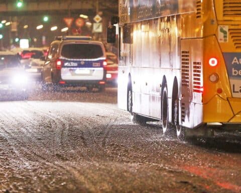 Glatteisregen beeinträchtigt Straßenverkehr in Berlin; winterliche Bedingungen undWarnung vor Eisbildung.