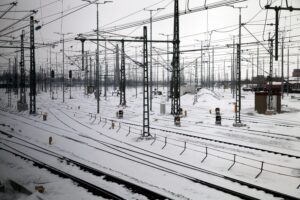 Schneeverwehungen und winterliche Straßenverhältnisse in Norddeutschland, mit Bahnsymbolik.