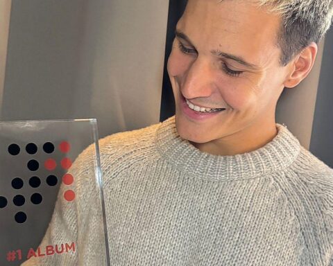 Wincent Weiss hält den "Nummer 1 Award" für sein Album "Hast du kurz Zeit".