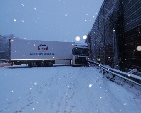 Winterlicher Autobahnunfall mit mehreren Fahrzeugen, Polizei und Bergungsarbeiten sind sichtbar.