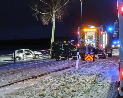 Feuerwehr rettet Fahrerin und Hund aus verunfalltem PKW auf glatter Fahrbahn.
