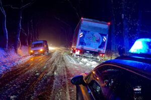 Winterliche Straßen, Verkehrsunfälle, Polizei, vorsichtige Fahrweise, Schnee, Sicherheit, Bagatellschäden, Verletzte.