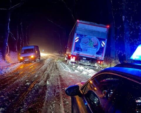 Winterliche Straßen, Verkehrsunfälle, Polizei, vorsichtige Fahrweise, Schnee, Sicherheit, Bagatellschäden, Verletzte.